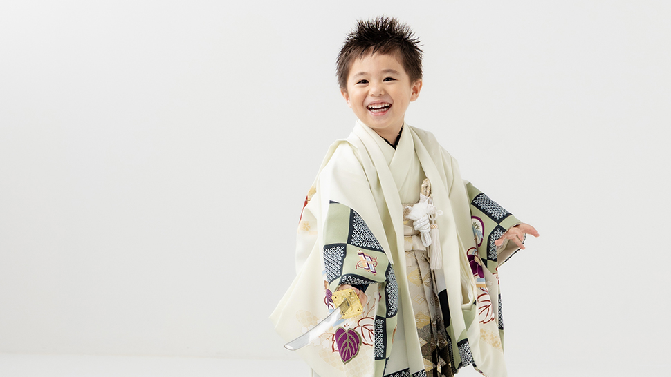 5歳 男の子 七五三 袴 刀 ポーズ かっこいい 京都市 写真館 スタジオクレアーレ