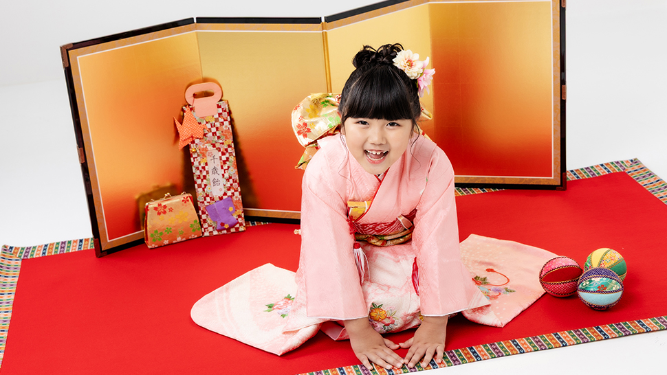 7歳 女の子 七五三 正座 傘 金屏風 上品 京都市 写真館 スタジオクレアーレ
