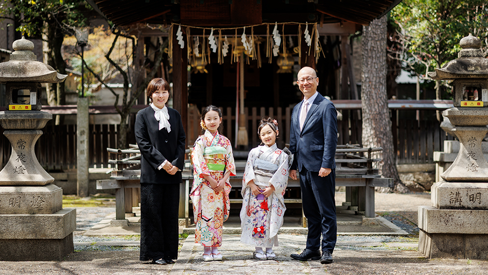 京都市 写真館 スタジオクレアーレ おすすめ 七五三 神社 ロケーション撮影 霊光殿天満宮で着物姿の子供
