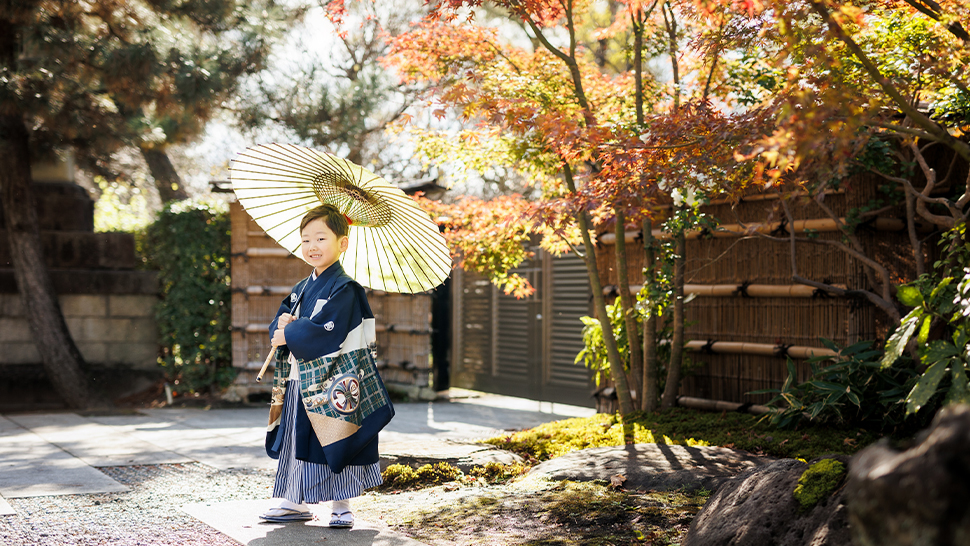 京都市 おすすめ 写真館 七五三 神社 ロケーション撮影|秋の紅葉と着物姿の子供