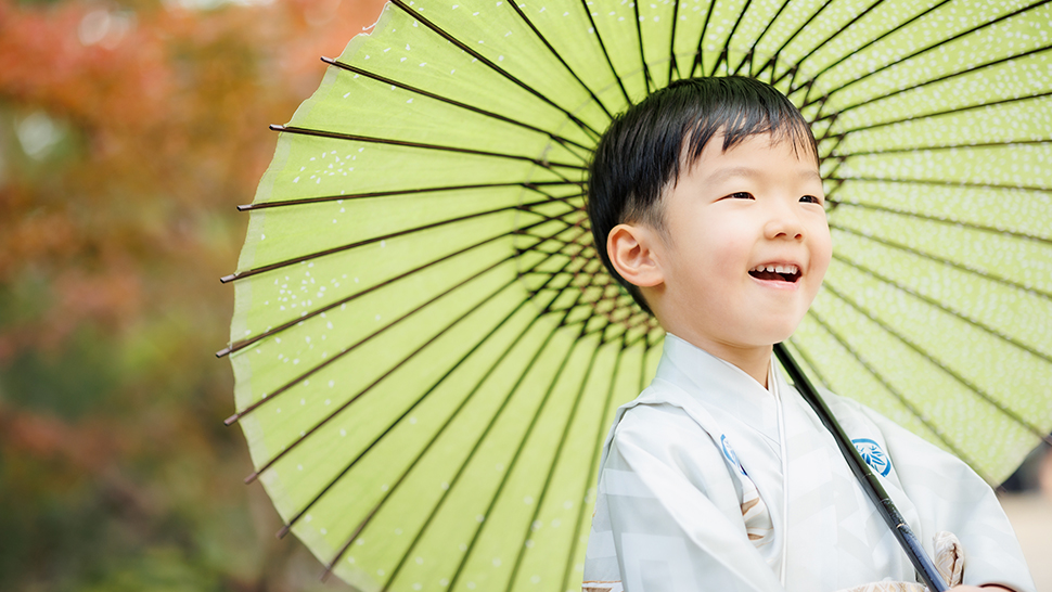 京都市 写真館 おすすめ 七五三撮影|神社の鳥居をくぐる着物姿の子供