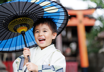 京都市 上京区 写真館 おすすめ 七五三|神社ロケーション撮影で自然な笑顔の子供