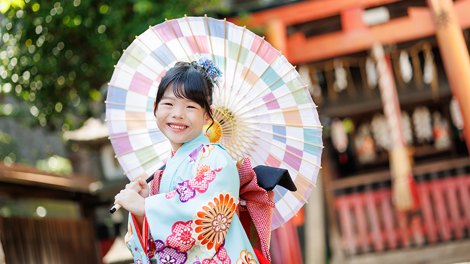 スタジオクレアーレ　七五三　前撮り　７歳女児　神社　傘　ロケーション撮影