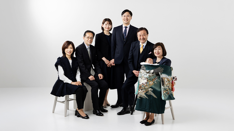 お宮参りの記念に祖父母も一緒に撮影した家族写真。京都市上京区のスタジオクレアーレにて
