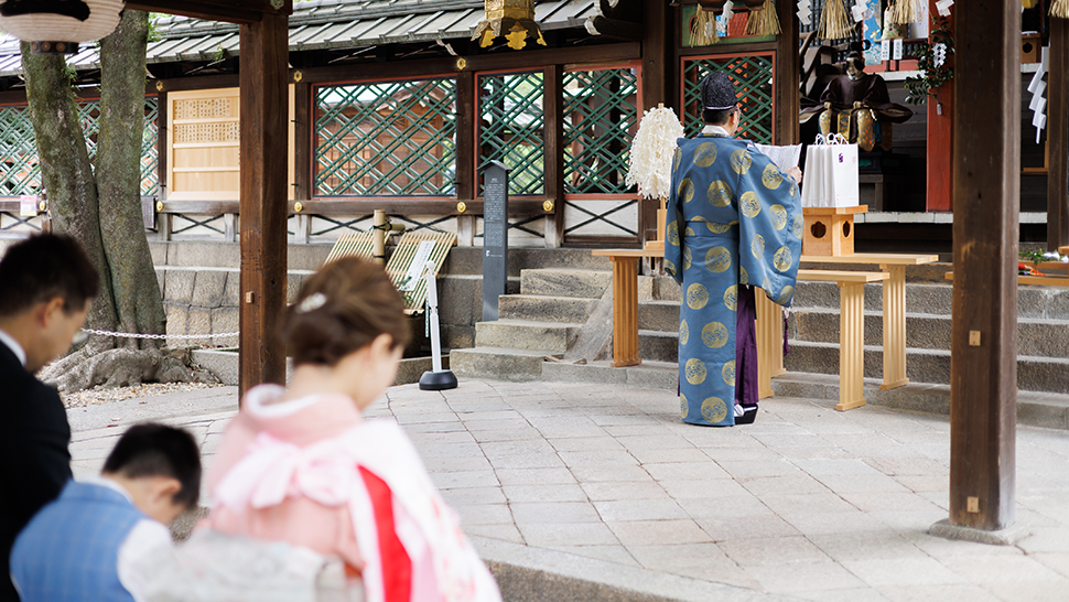お宮参り ご祈祷 神社 境内 家族 京都 スタジオクレアーレ
