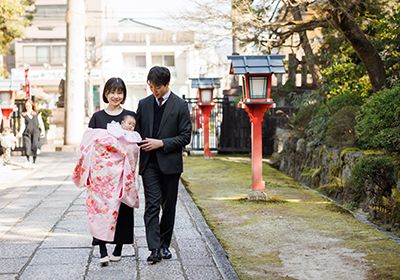 お宮参り ご祈祷 神社 境内 家族 京都 スタジオクレアーレ