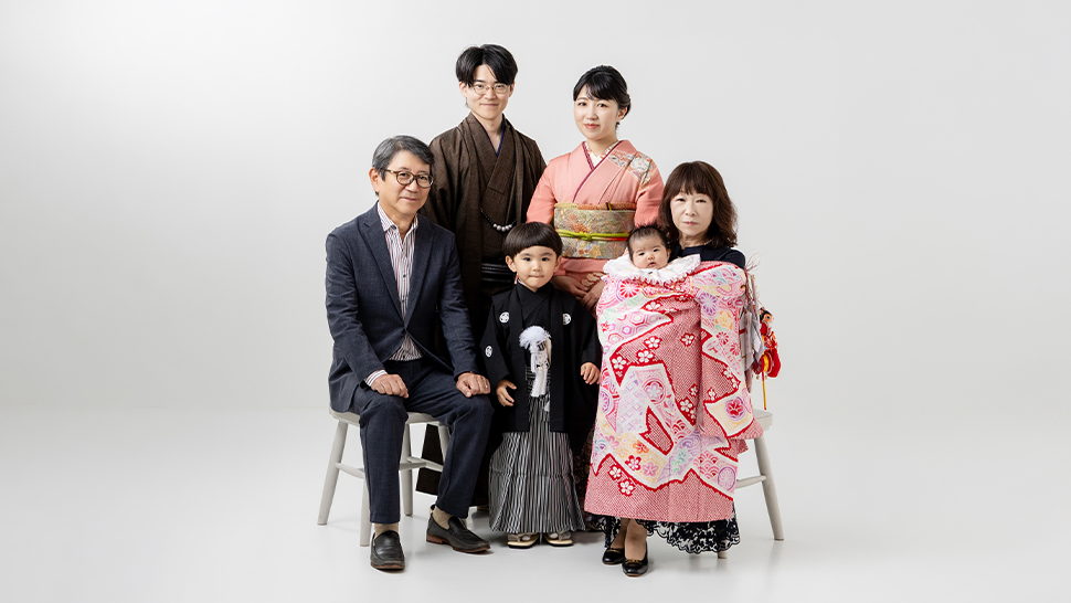 スタジオクレアーレのお宮参り撮影。産着を着た赤ちゃんとご家族の記念写真。京都市上京区