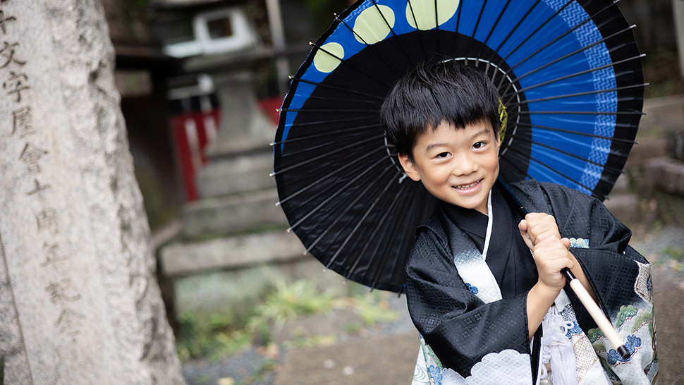 5歳 男の子 七五三 袴 黒 格式高い 傘 京都市 スタジオクレアーレ